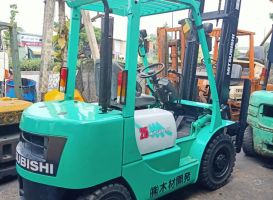 Cho thuê xe nâng tại Tân Uyên - LH: 0967.580.676